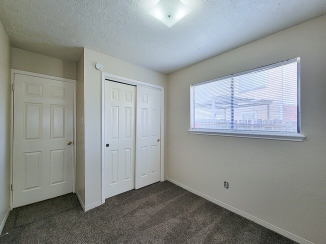 Building Photo - 10059 Emerald Creek Dr