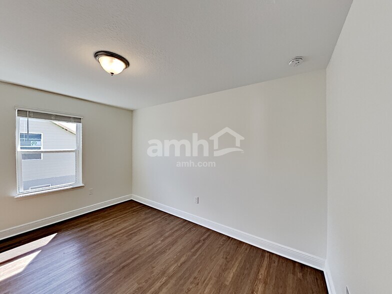 Building Photo - 1366 Celery Ave