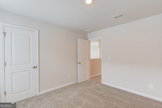 Building Photo - 1325 Lyon Wy Dr