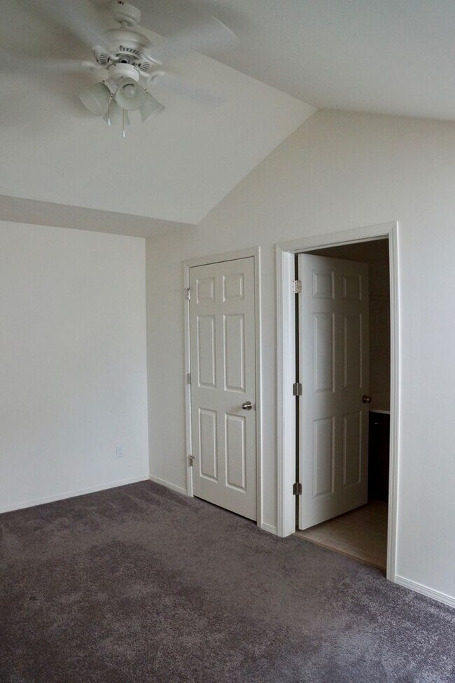 Building Photo - Great Arboretum location - lofted units - ...