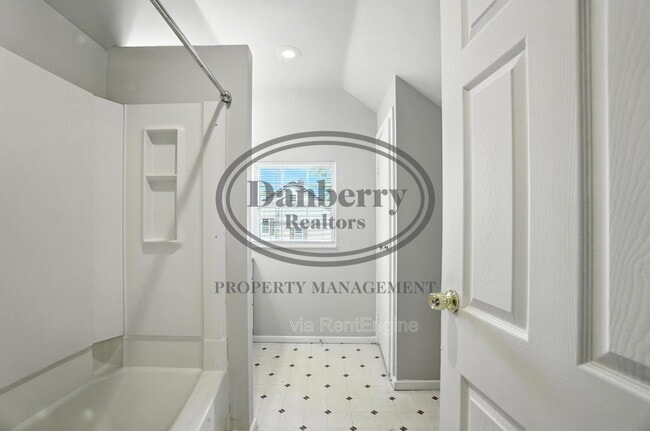 Building Photo - 822 Searles Rd