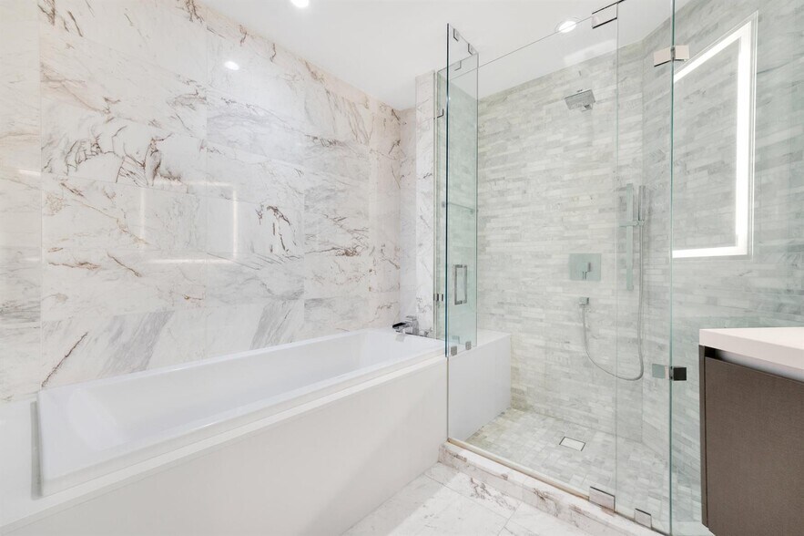 Building Photo - 851 NE 1st Ave