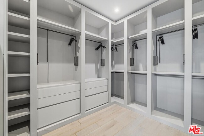 Building Photo - 5365 Vanalden Ave