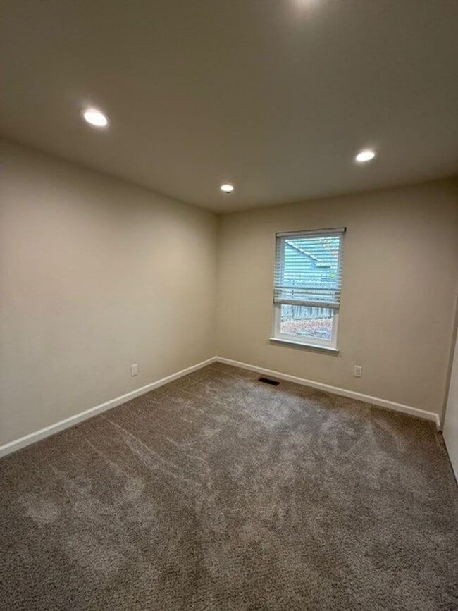 Building Photo - 3 Bedroom/2 Bathroom Home Available in Rincon Valley!