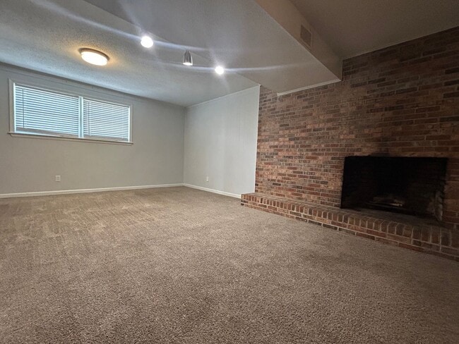 Building Photo - Large 4 bedroom 3 bathroom house in the he...