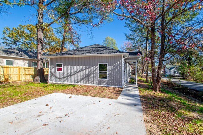 Building Photo - 1523 S Cedar St