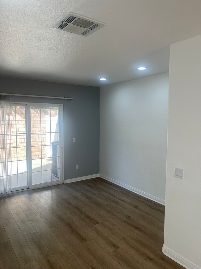 Building Photo - 12627 Oxnard St