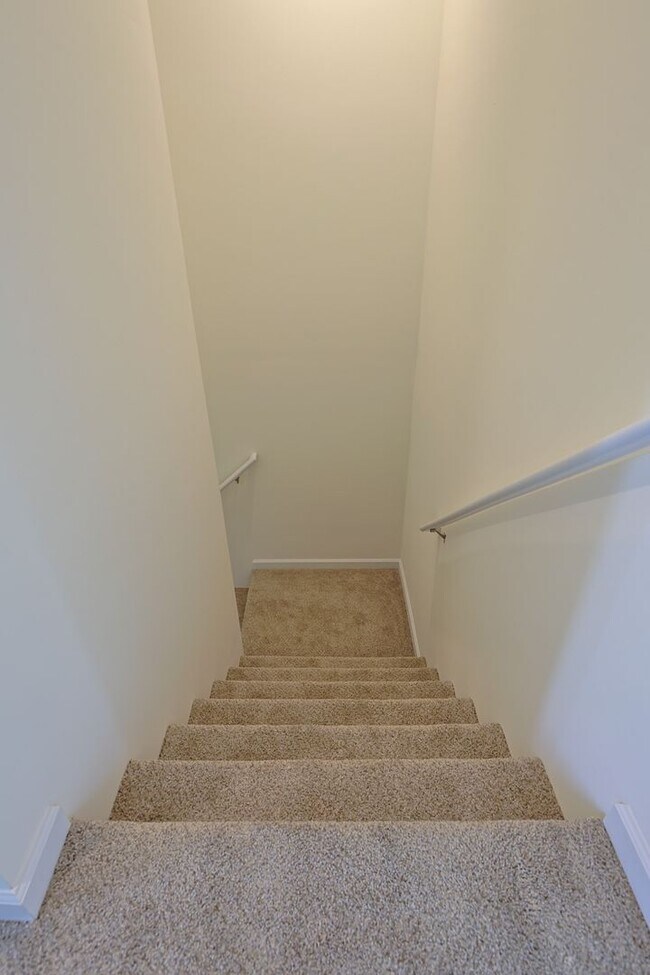 Building Photo - Luxury Townhomes!