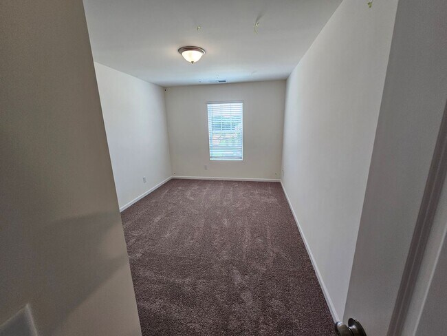 Building Photo - Beautiful Townhome