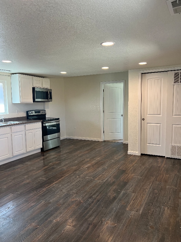 Building Photo - 746 E Costilla St