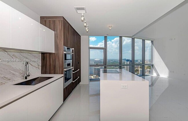 Building Photo - 851 NE 1st Ave