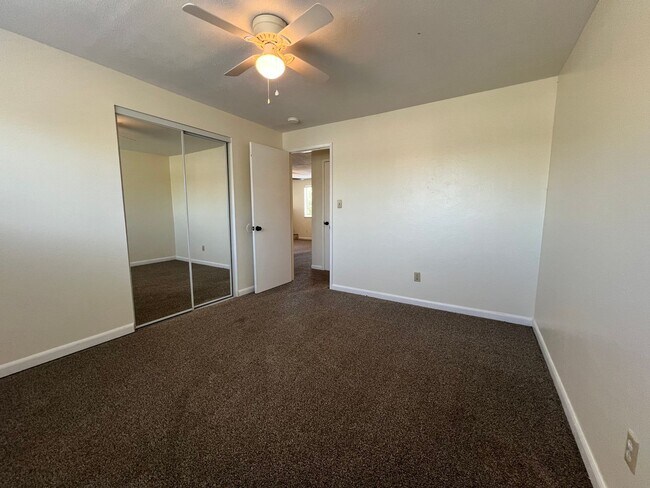 Building Photo - Three bed/Two Bath Upstairs Apartment | Available Now