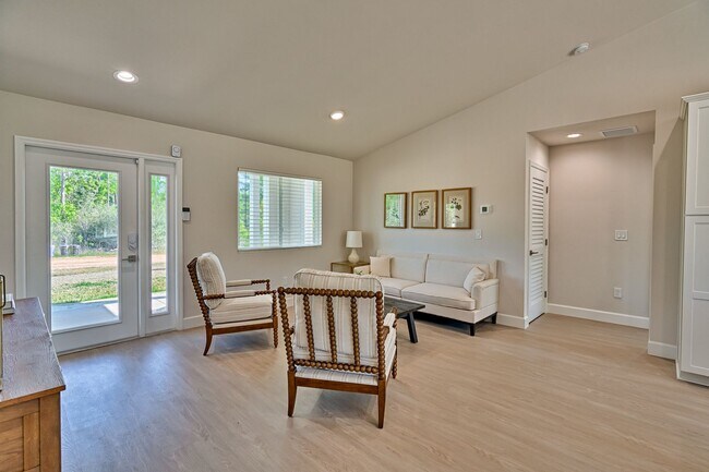 Building Photo - 3 MONTHS FREE RENT! 3/2 in Hawthorne