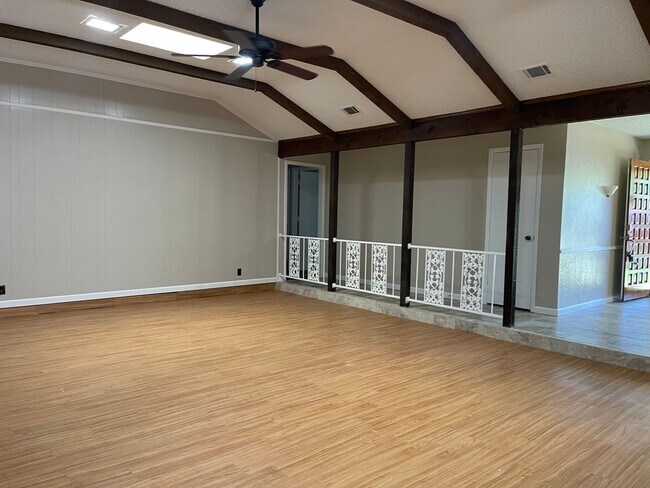 Building Photo - COMING SOON 3 BEDROOM 2.5 BATH SPACIOUS HO...