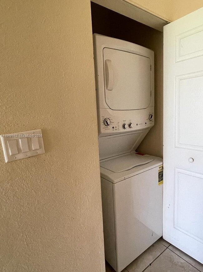 Building Photo - 134 SE 28th Ter