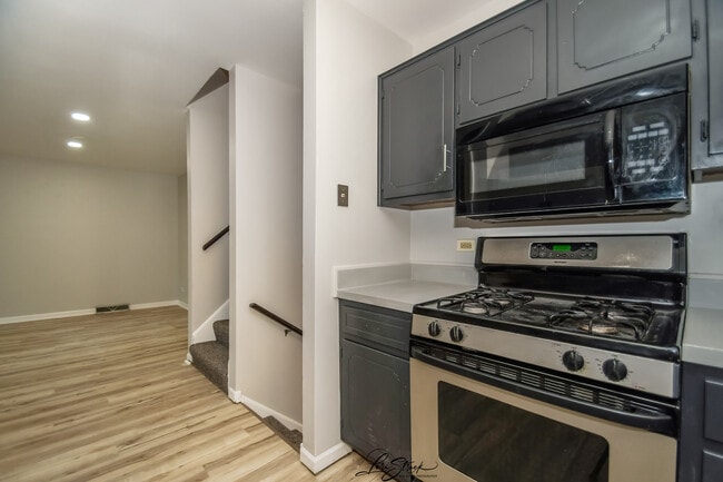 Building Photo - 605 S Raven Rd