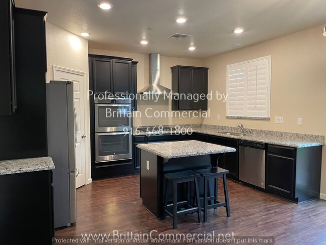 Building Photo - Gorgeous and Spacious 3 Bed 2.5 Bath Two-S...