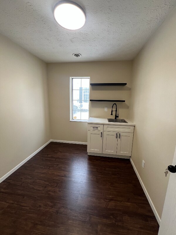 Building Photo - 508 E Broad St