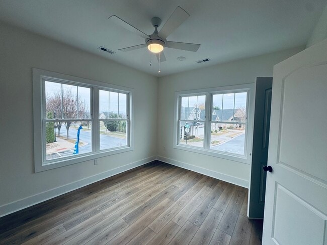 Building Photo - THE CROWN AT CORNESTONE