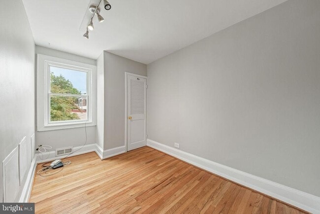 Building Photo - 1124 C St NE