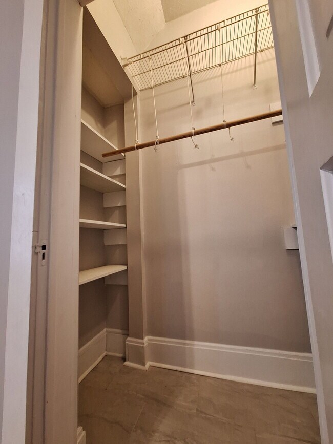 Building Photo - 852 Monroe Dr NE