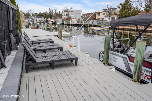 Building Photo - 320 Silver Lagoon Dr