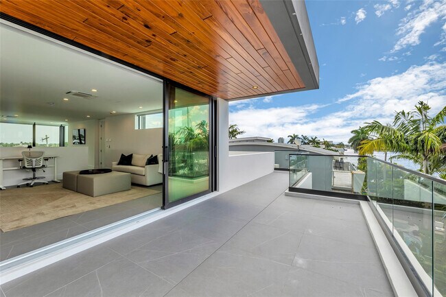 Building Photo - 1730 SE 13th St