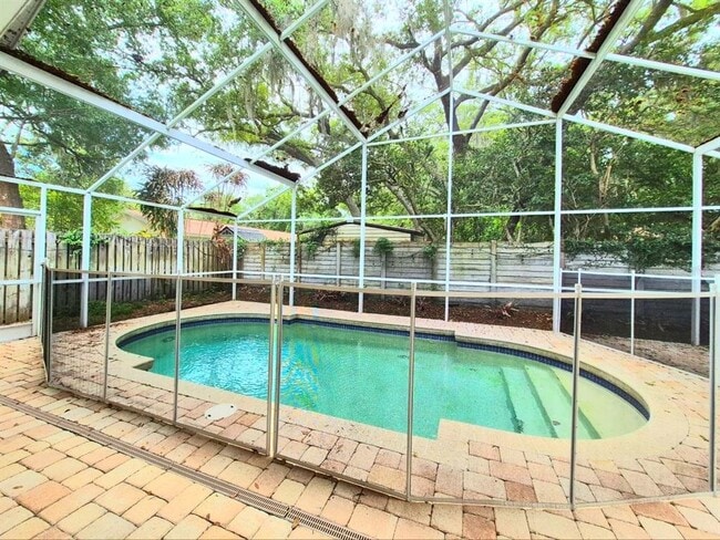 Building Photo - 2214 Green Oaks Ln