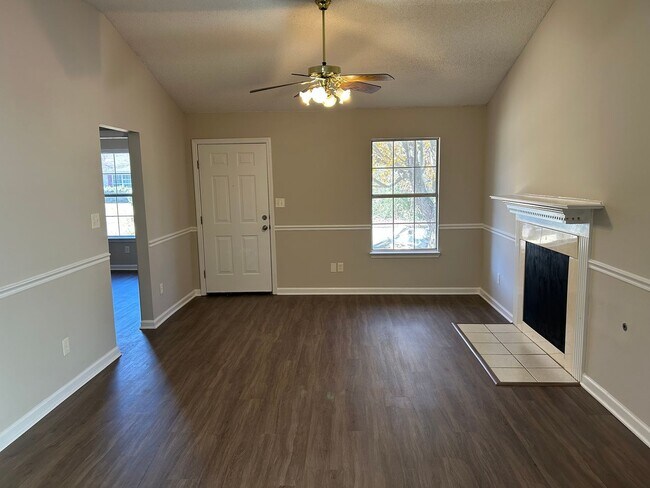 Building Photo - 7122 Village Ln