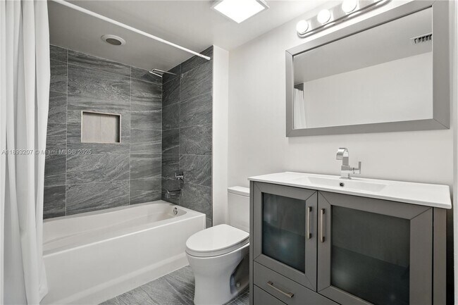 Building Photo - 1155 Brickell Bay Dr