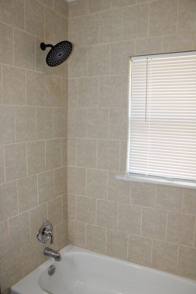 Building Photo - 3bed 2 bath in KCK off Turner and I-635