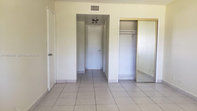 Building Photo - 950 Hillcrest Dr