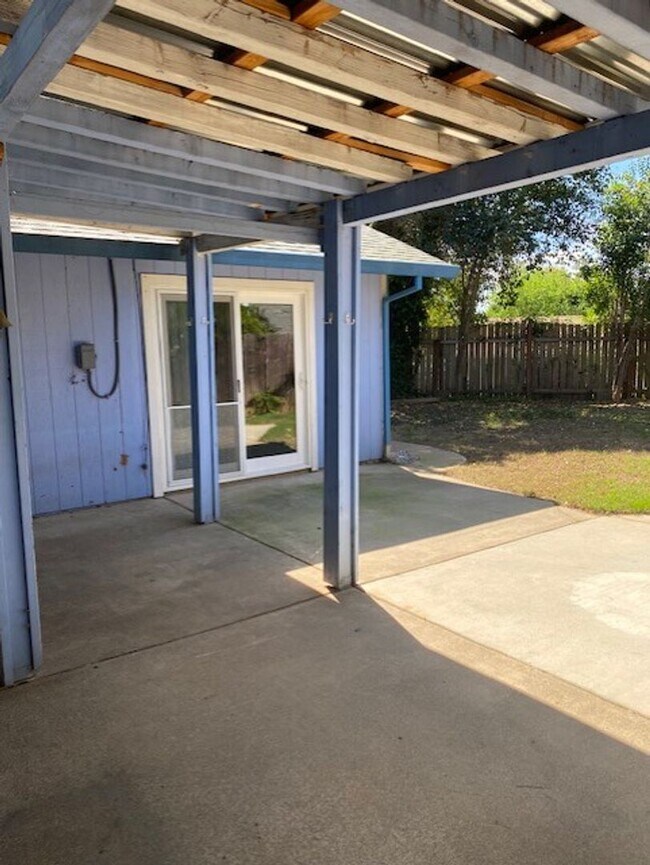 Building Photo - Nice Quiet Neighborhood!