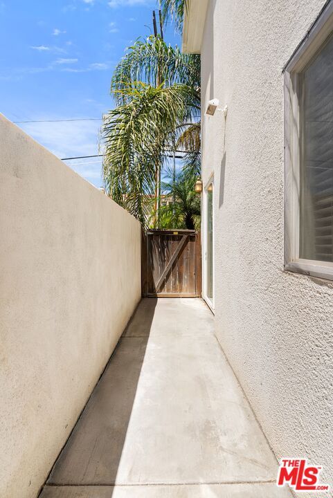 Building Photo - 7124 Farralone Ave