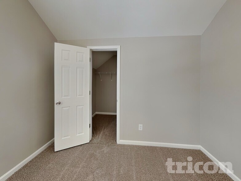 Building Photo - 5819 Twin Brook Dr