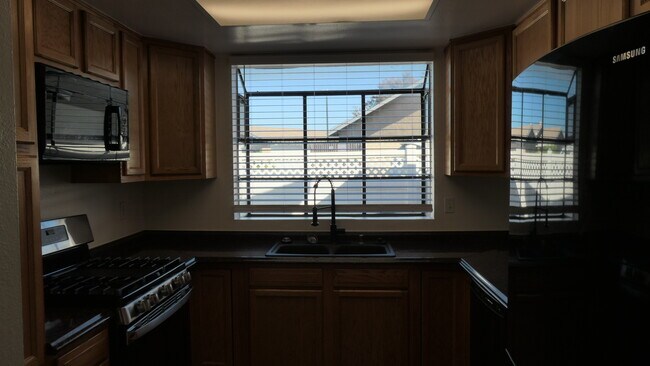 Building Photo - 44715 La Paz Rd