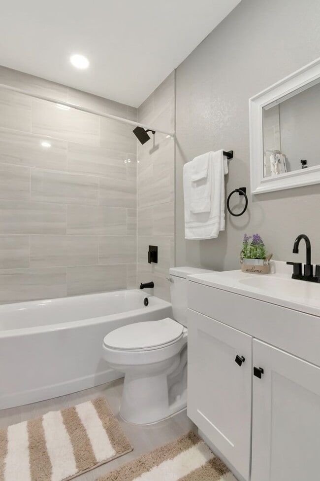 Building Photo - Totally Remodeled Duplex w/ New Fenced Bac...