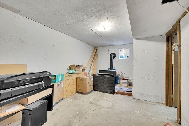 Building Photo - 12 minutes from downtown Bailey on a large wooded, private lot