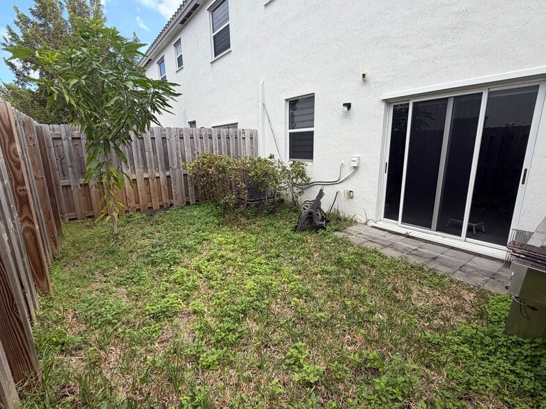 Building Photo - 2605 SE 11th Ct