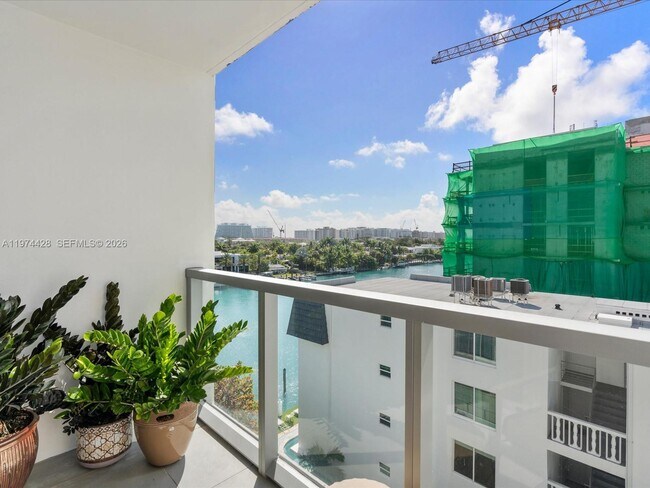 Building Photo - 9521 E Bay Harbor Dr