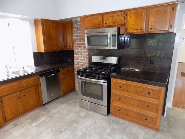 Building Photo - 3 Bedroom/2 Bathroom Craftsman | Master wi...