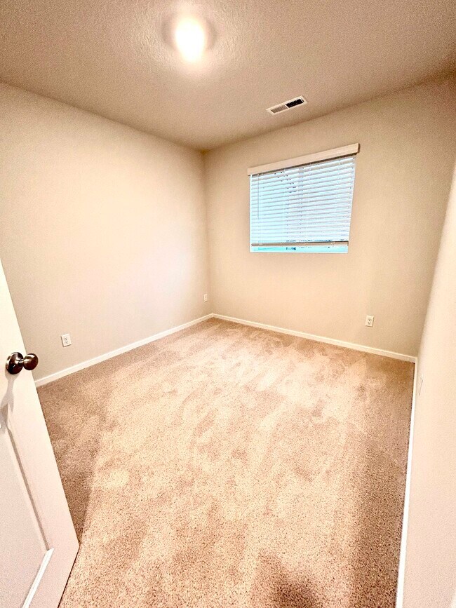 Building Photo - 10407 NE 119th Ave