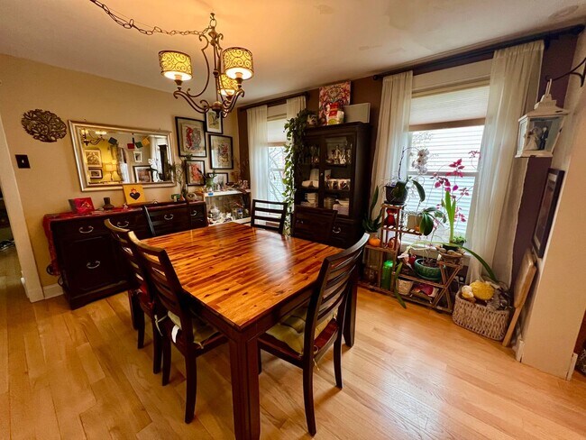 Building Photo - Fully Furnished Beautifully Restored Vinta...