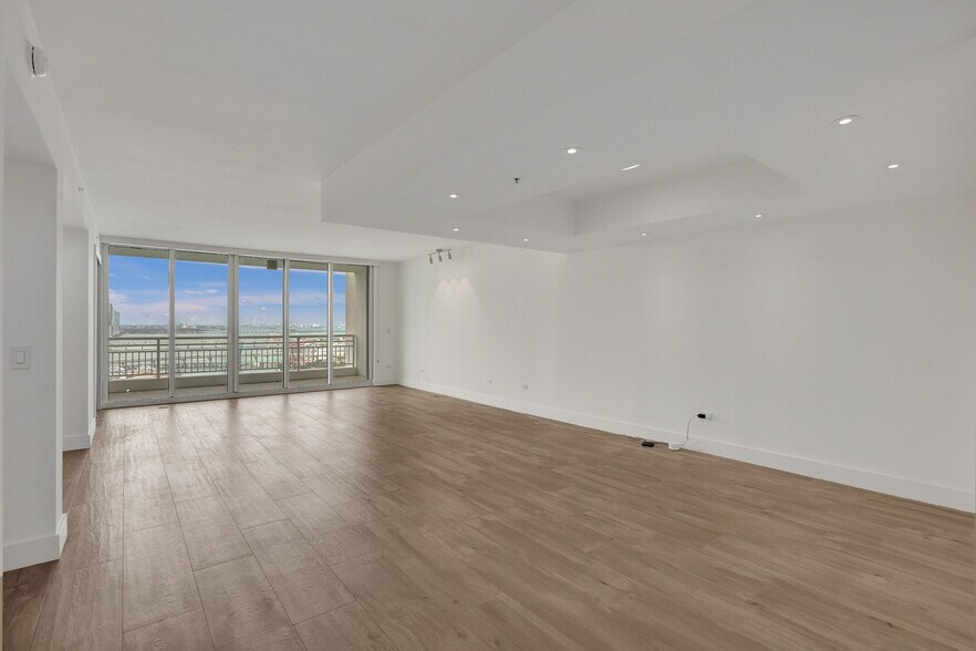 Building Photo - 848 Brickell Key Dr