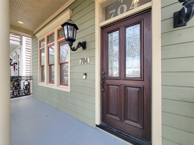 Building Photo - 704 E 9th St