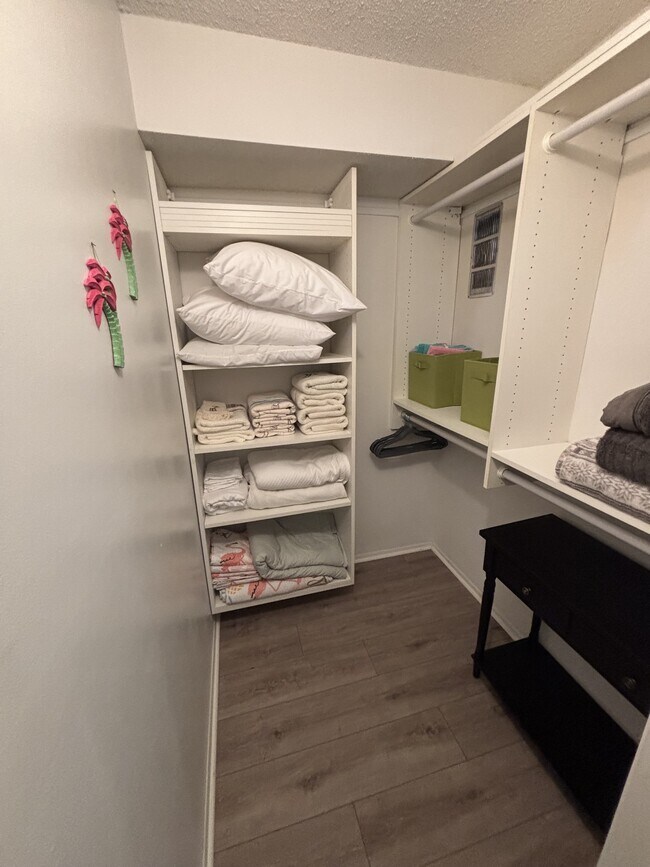 Building Photo - 4750 Cove Cir