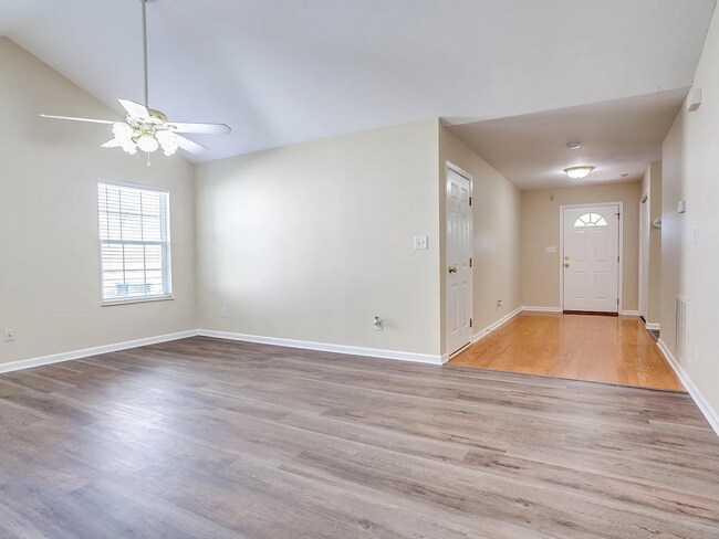 Building Photo - 2bd/2ba end unit available now!