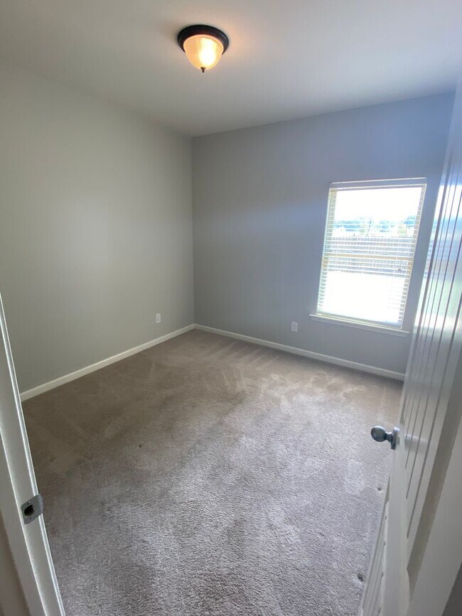 Building Photo - 2643 Lily Way