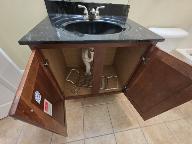 Building Photo - Spacious 4-Bedroom Home for Rent in Kings ...