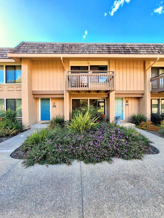 Building Photo - Beautiful & Spacious 3bd Townhouse w/Detached Garage